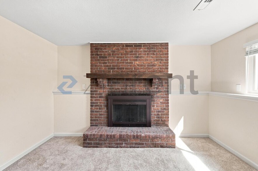 Building Photo - Unit