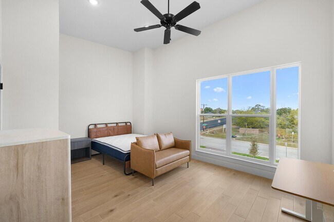 Building Photo - 4Bed/4Bath - Fully Furnished Townhome Avai...