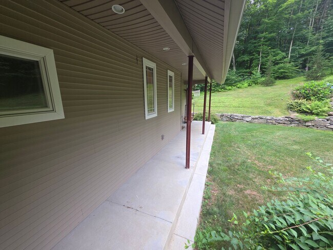 Building Photo - Luxurious 3-Bedroom Home in Poughquag, NY