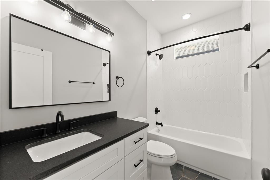 Building Photo - 35 Cottonwood St