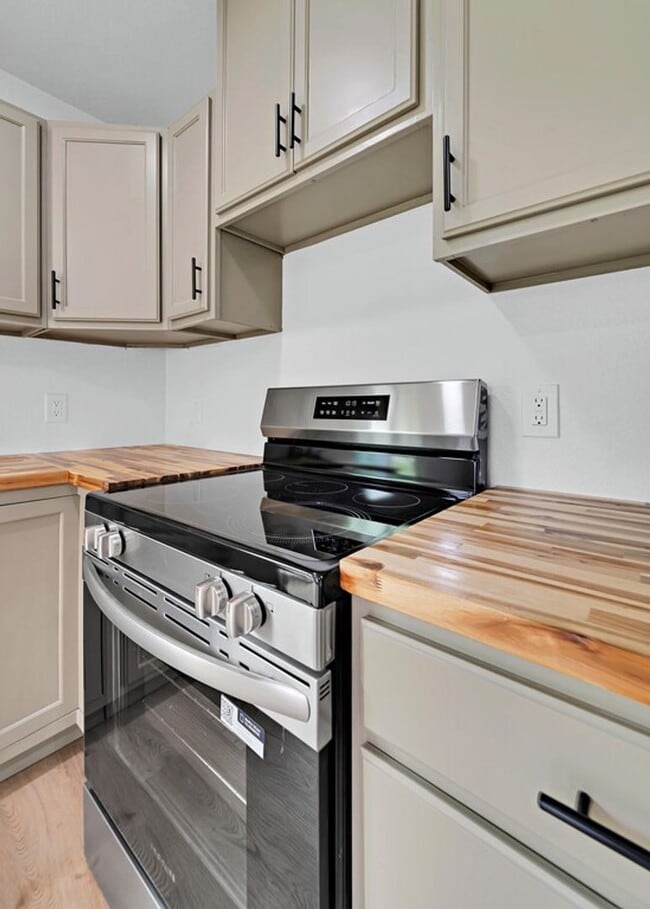 Building Photo - Newly remodeled 3 bedroom/2 baths coming s...