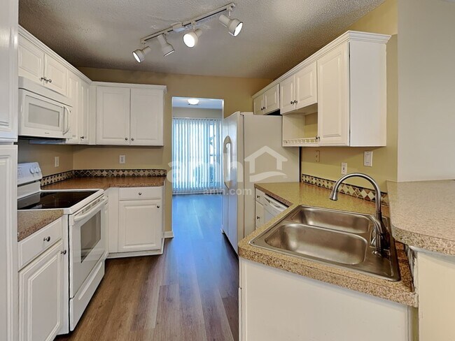 Building Photo - 285 Thornbush Ln