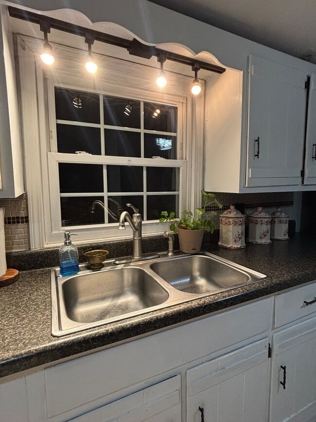 Building Photo - Cute Country Charmer – Bristol, VA  2 Bed ...
