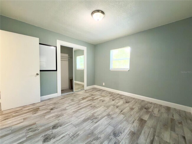 Building Photo - 1227 Bloxam Ave