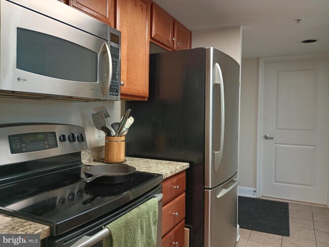 Building Photo - 11800 Sunset Hills Rd