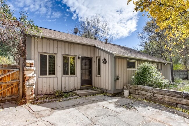 Building Photo - 1525 Crestmore Pl