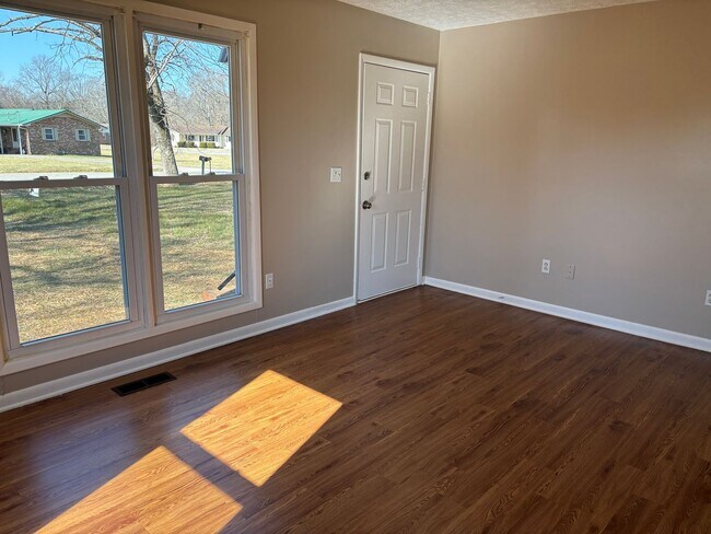 Building Photo - 208 Colwell Ln