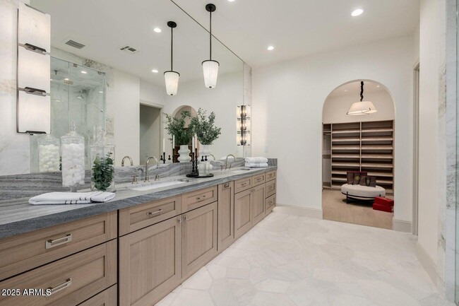 Building Photo - 3301 E Elm St