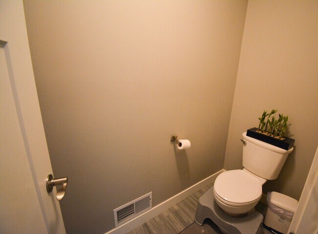 Building Photo - 5 Bed | 3 Bath | Luxury Living at Its Finest