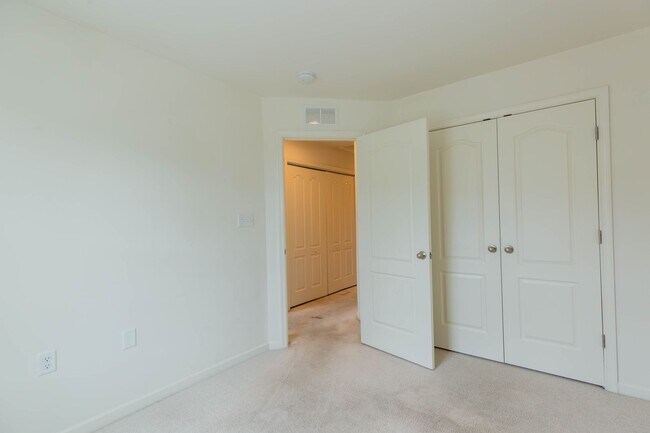 Building Photo - 3 Bed, 2.5 Bath, Townhome in Ranson, WV