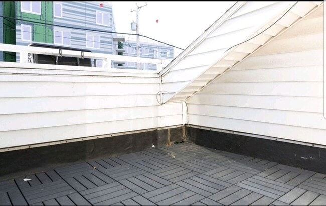 Building Photo - Life is better by the beach! Beach side townhouse 3bed 2.5 bath 1 garage,  master suite with priv...