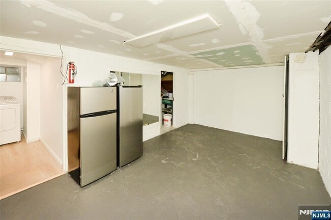 Building Photo - 413 Terhune Ave