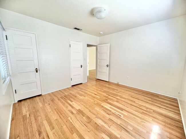 Building Photo - 548 W 4th Ave