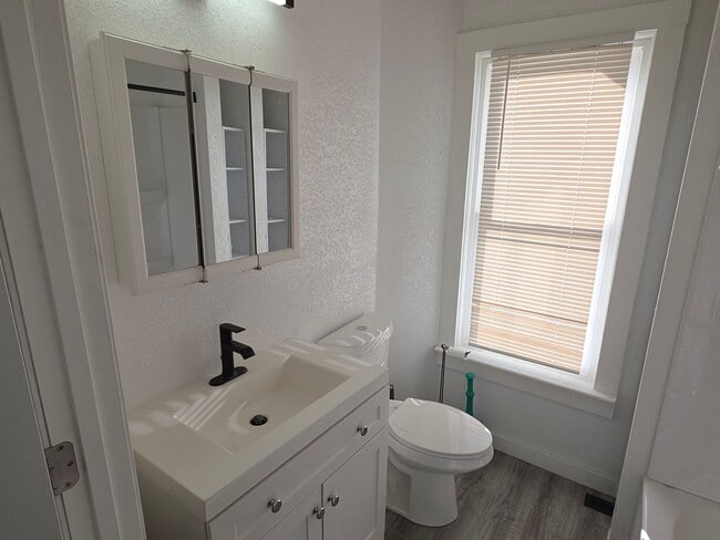 Building Photo - 2 bedroom Mukwonago home