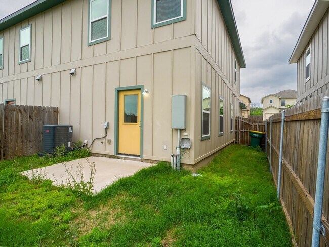 Building Photo - 221 Peruna Dr