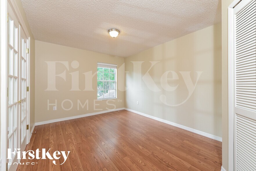 Building Photo - 870 Stone Chapel Ct