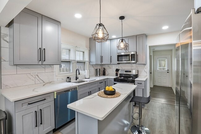 Building Photo - 366 N Hemlock Ave