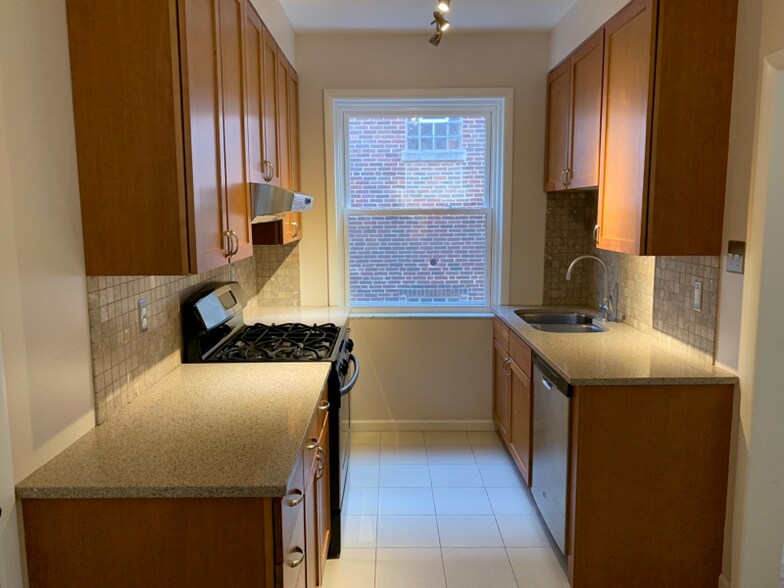 Building Photo - 2048 W Farragut Ave