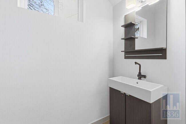 Building Photo - 1520 Parker Ln