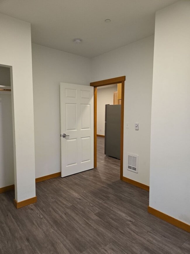 Building Photo - AVAILABLE NOW! Newer 2 bdrm + Den/1 bath Unit Near WWU and Downtown! ONE MONTH FREE! Flexible lea...