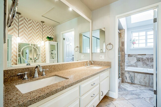 Building Photo - 815 W 15th St