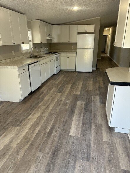 Building Photo - 1221 N Valrico Rd