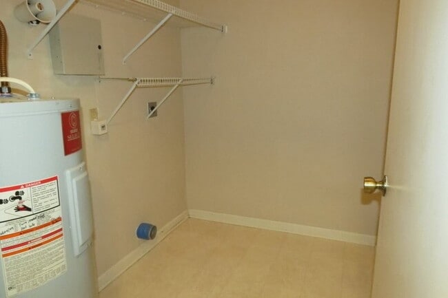 Building Photo - 2BR/2BA Townhome