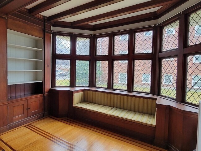 Building Photo - 172 Nesmith St