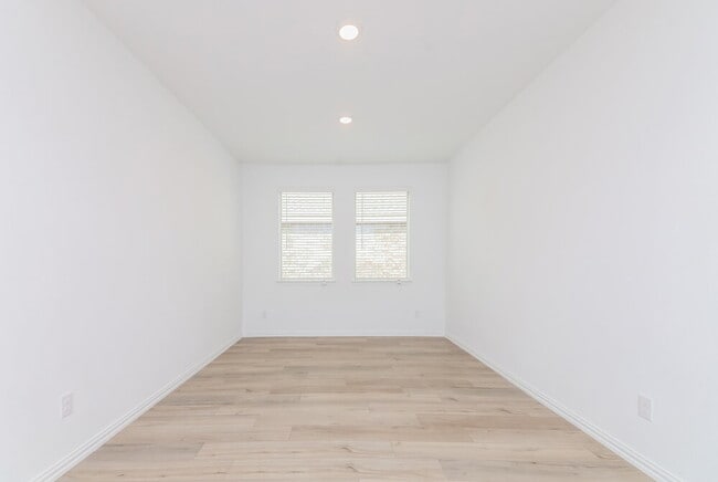 Building Photo - 1110 Daffodil St