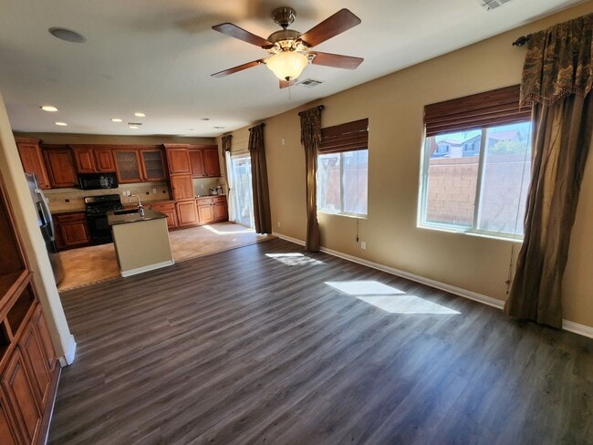 Building Photo - Stunning 4 Bed 3 Bath 2 Story Home with Loft