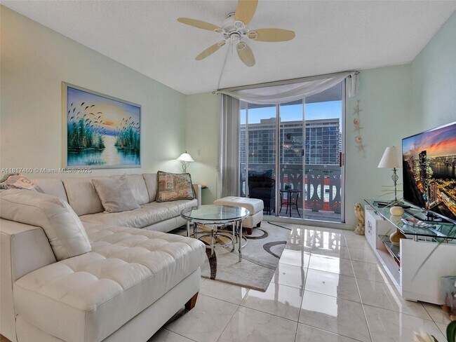 Building Photo - 3113 S Ocean Dr