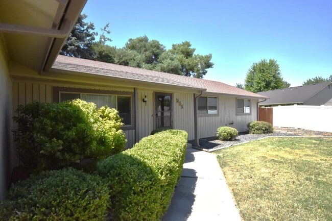 Primary Photo - 215 E Mango Dr