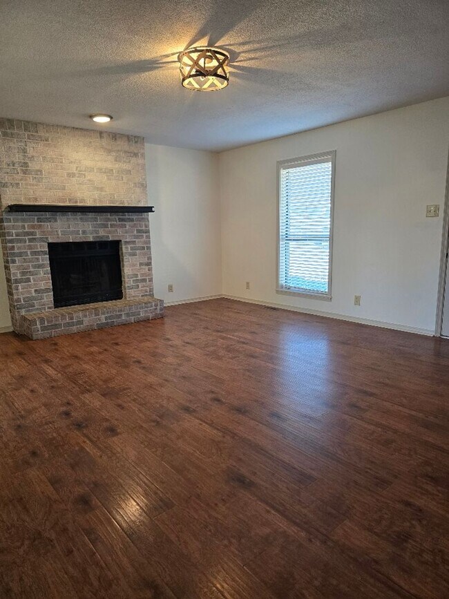 Building Photo - Newly Renovated 3/2/2 with Cul-de-Sac Location