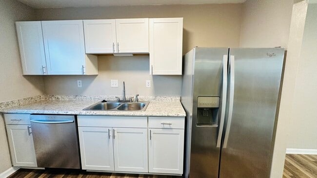 Building Photo - 3 BEDROOM END UNIT TOWNHOUSE FOR RENT IN V...