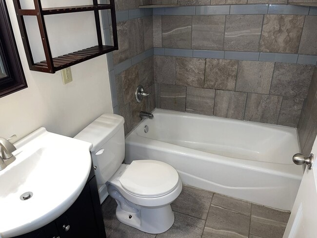 Building Photo - Cute One Bedroom Duplex in Plaza Midwood!