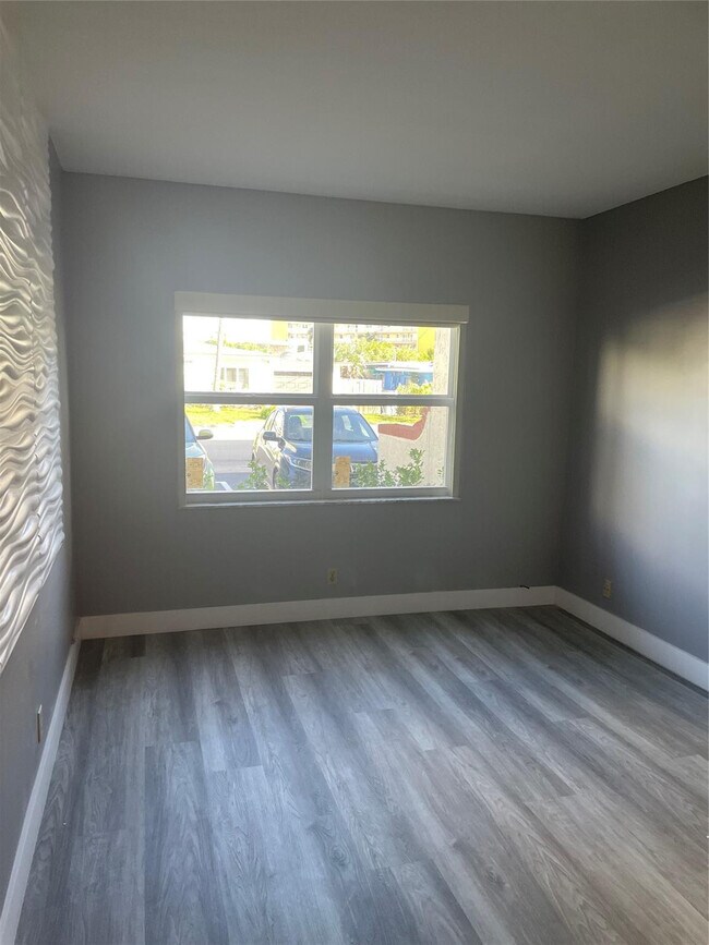 Building Photo - 400 N Riverside Dr