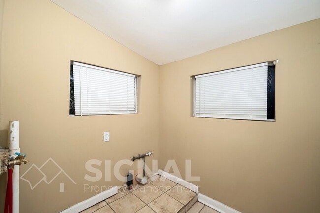 Building Photo - 1156 Skyline Dr