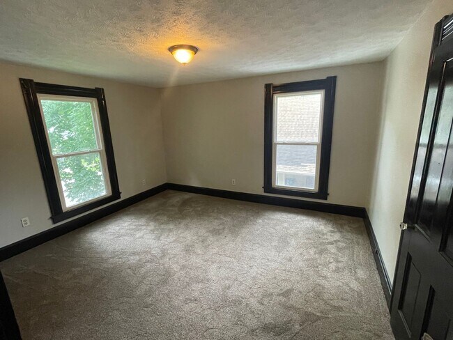 Building Photo - 912 W Pike-BIRDIES&amp;BOGEYS
