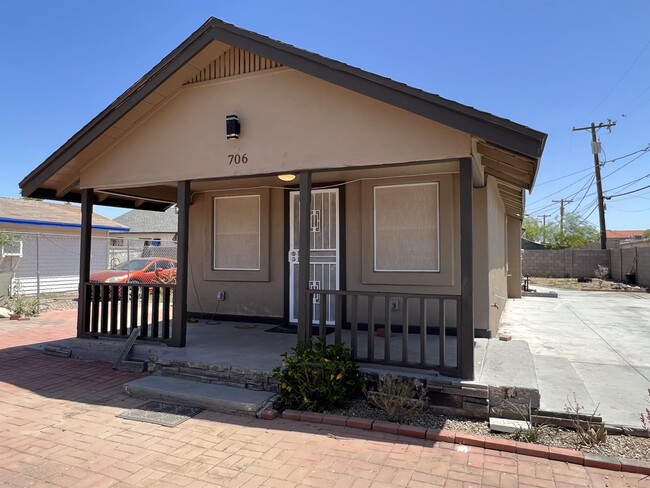 Primary Photo - 706 N Arbor Ave