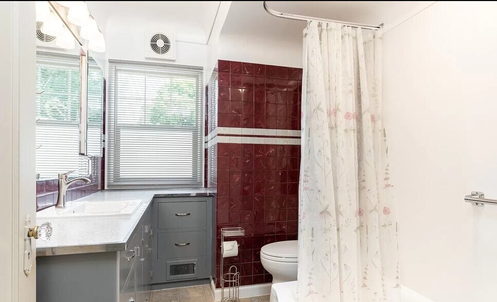 Building Photo - 6613 N Amherst St