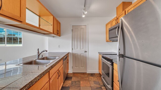 Building Photo - 2bd/1.75ba Bellevue Condo