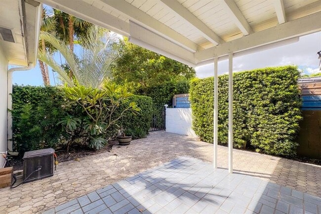 Building Photo - 1641 NE 5th Ct