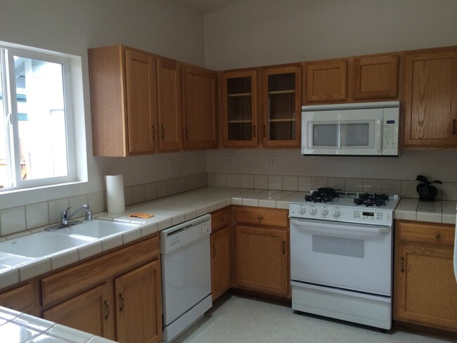 Building Photo - 2-Bedroom + Office, 2-bath, 2-car garage H...