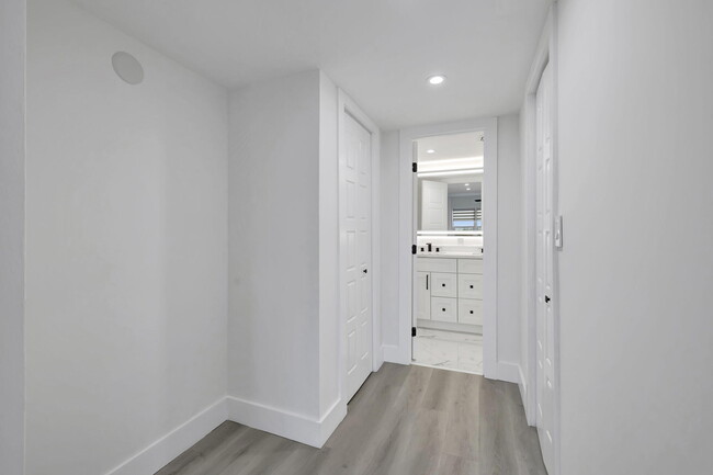 Building Photo - 3050 N Palm Aire Dr