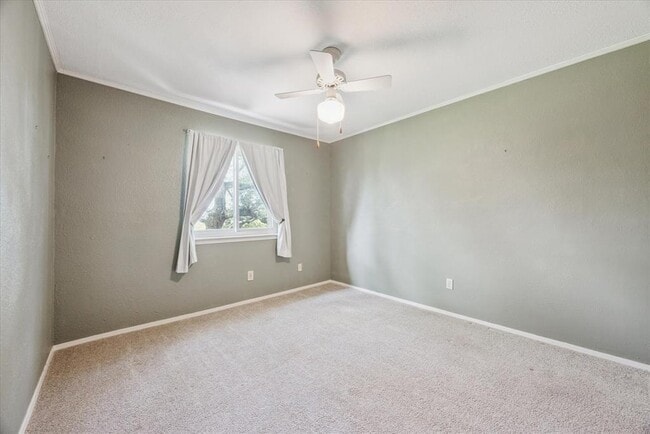 Building Photo - 1402 Doonesbury Dr
