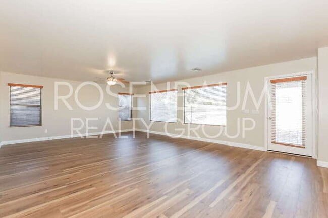 Building Photo - 298 W Dana Dr