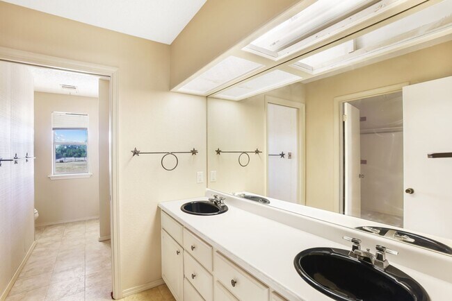 Building Photo - Hill Country Retreat