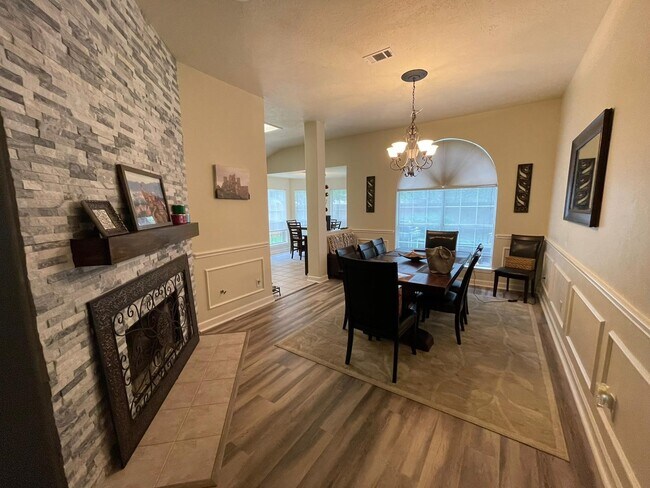 Building Photo - 4611 Silverlake Dr