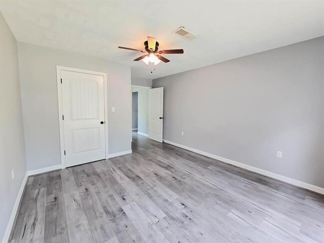 Building Photo - 215 W North Hill Dr