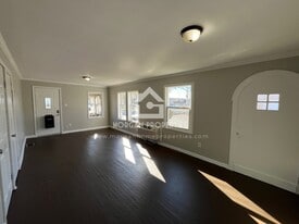 Building Photo - 202 E 13th St